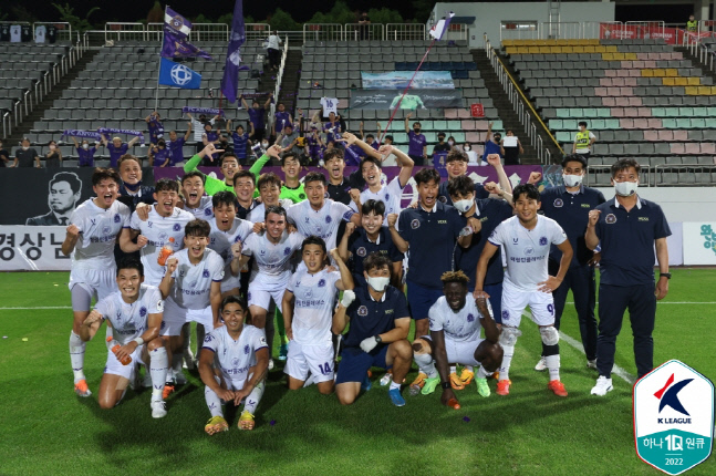 안양 선수단이 8일 경남전에서 승리한 뒤 단체 세리머니를 펼치고 있다. 제공 | 한국프로축구연맹