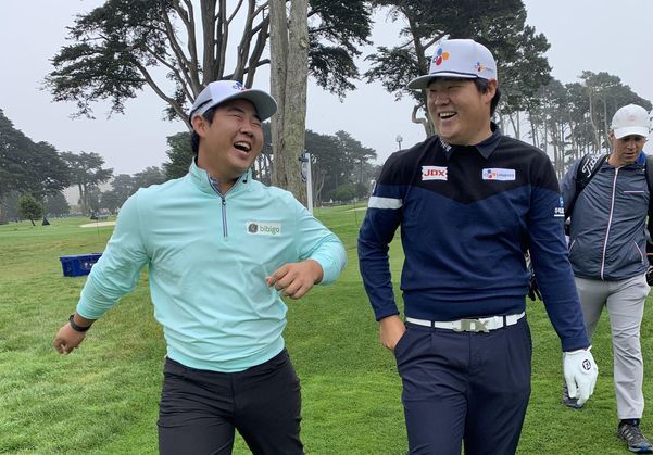 김주형(왼쪽)과 임성재가 2020년 PGA 챔피언십 연습 라운드 도중 활짝 웃고 있다. /올댓골프