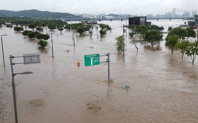 폭우가 내린 9일 오전 서울 반포한강공원이 물에 잠겨있다. /뉴스1