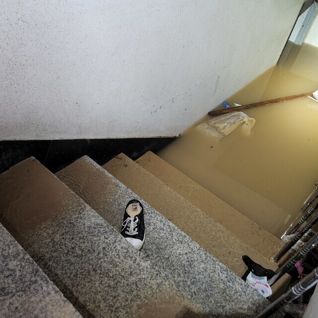 지난 8일 밤 일가족이 수마를 피하지 못해 숨진 서울 관악구 신림동 한 빌라 지하로 들어가는 계단에 9일 오전 9시께 신발 한짝이 놓여 있다. 고병찬 기자.