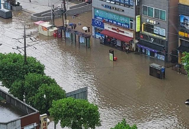 8일 오후 인천 미추홀구 제물포역 인근 도로가 폭우에 잠겨있다. 뉴스1