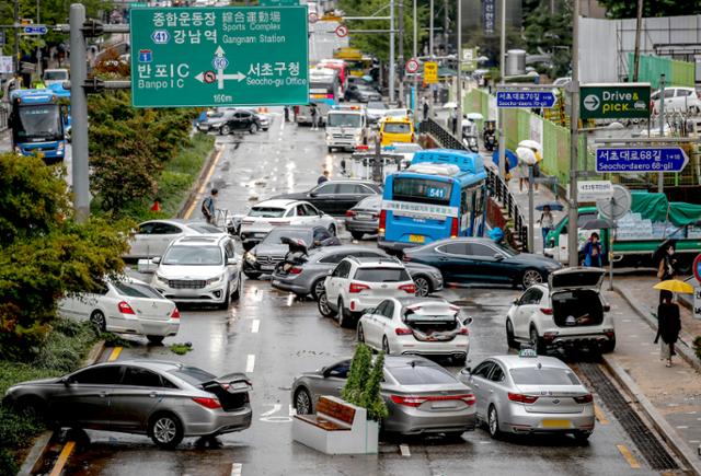 전날 내린 많은 비로 서울 도로 곳곳이 침수된 9일 서울 서초구 서초대로에 전날 비로 침수된 차들이 도로에 뒤엉켜 있다. 뉴시스