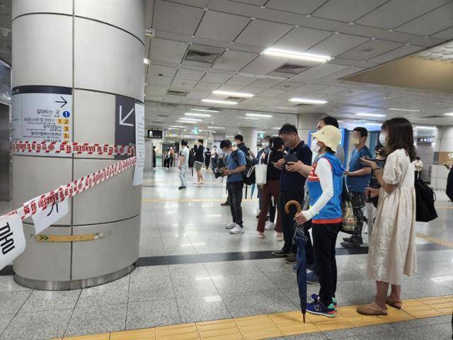 간밤 폭우에 서울 강남권을 중심으로 주요 도로 곳곳이 침수되고 지하철 운행도 부분통제가 많아 출근길 불편이 예상된 가운데 9일 오전 동작역을 찾은 시민들이 운행중단 안내문을 살펴보고 있다. 연합뉴스