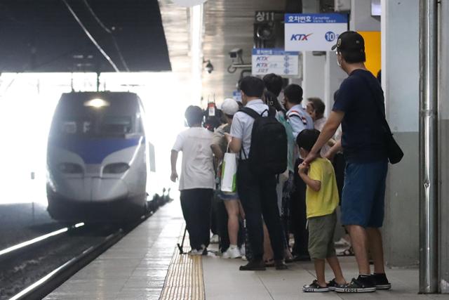 지난달 26일 오전 동대구역에서 이용객들이 열차를 기다리고 있다. 대구= 뉴스1