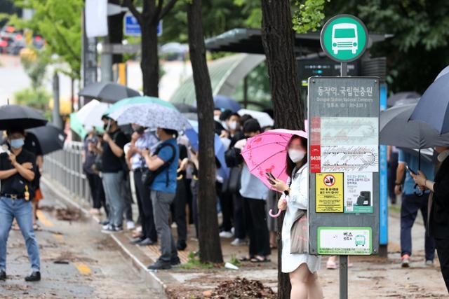 9일 오전 서울 동작구 동작역 앞 버스 정류소에서 시민들이 차량 통제로 오지 않는 버스를 기다리고 있다. 뉴시스