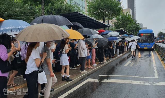출근 시간이 훌쩍 지난 9일 오전 9시 40분쯤 서울 동작구 노량진역 3번 출구 앞 버스 정류장에 강남으로 가는 640번 버스를 타려는 시민들이 줄지어 서 있다. 김도형 기자