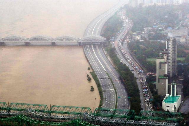 9일 서울 여의도 63스퀘어에서 바라본 올림픽대로 양방향이 집중 호우로 인해 통제되며 주변 도로가 정체를 빚고 있다. 뉴시스