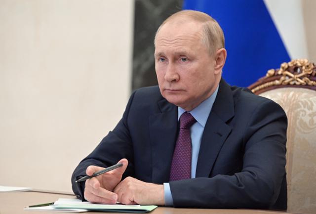 블라디미르 푸틴 러시아 대통령이 1일 모스크바 크렘린궁에서 금속산업 개발 회의를 화상으로 주재하고 있다. [크렘린궁 제공] 모스크바=로이터 연합뉴스
