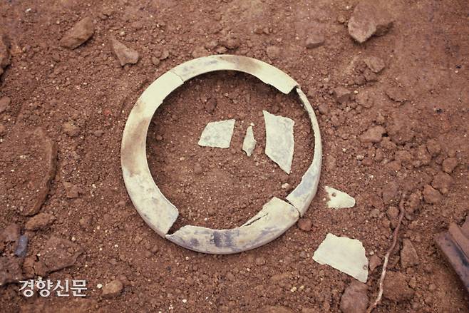 회암사 보광전 모서리에서 청동금탁이 출토되는 순간. 회암사가 어느날 갑자기 폭삭 무너져 내렸음을 암시하고 있다.|경기문화재연구원 제공