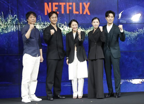 From left, actors Kim Jin-woo, Jung Woo, Yoon Jin-seo, Park Ji-yeon and Park Hee-soon pose for a photo at a local press event for upcoming Netflix original series "A Model Family" at JW Marriott Dongdaemun Square Seoul in eastern Seoul on Tuesday. [NEWS1]