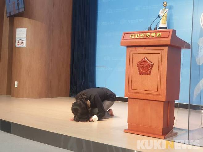 류여해 전 자유한국당(국민의힘 전신) 최고위원이 9일 오전 국회 소통관에서 절을 하고 있다.   사진=안소현 기자
