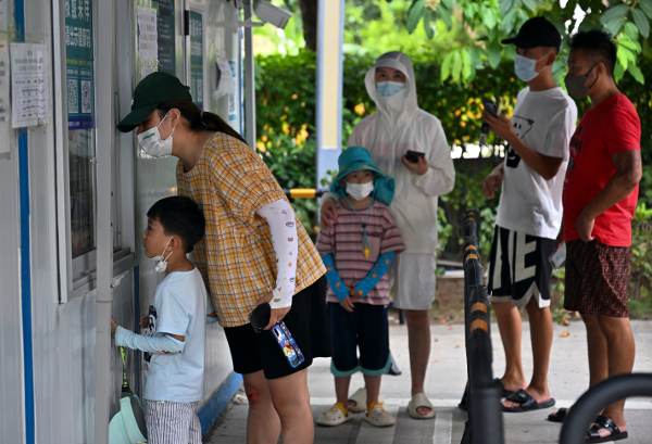 관광객들이 7일 중국의 대표적 관광지인 하이난섬 싼야시에서 줄지어 코로나19 유전자증폭(PCR) 검사를 받고 있다. 싼야시는 지난 6일 오전 6시부터 전역에 봉쇄령을 내리고 PCR 전수검사를 받도록 하고 있다. AP신화연합뉴스
