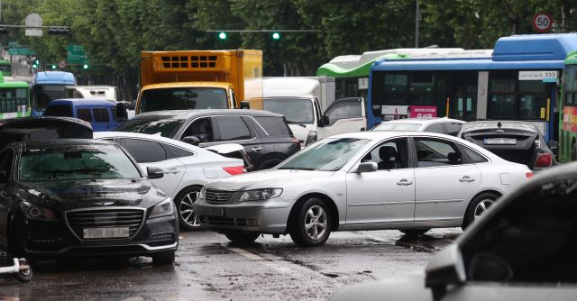 9일 오전 서울 강남구 대치역 인근 도로에 침수됐던 차들이 정차된 채 차량 통행을 방해하고 있다. 연합뉴스