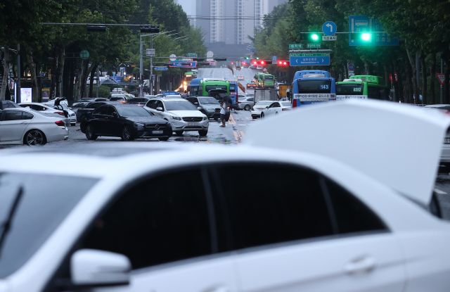 9일 오전 서울 강남구 대치역 인근 도로에 침수됐던 차량이 방치돼 있다. 연합뉴스