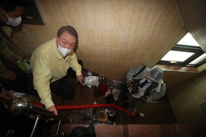 윤석열 대통령이 9일 서울 관악구 신림동 침수 피해 현장을 방문하고 있다. / 사진 = 연합뉴스