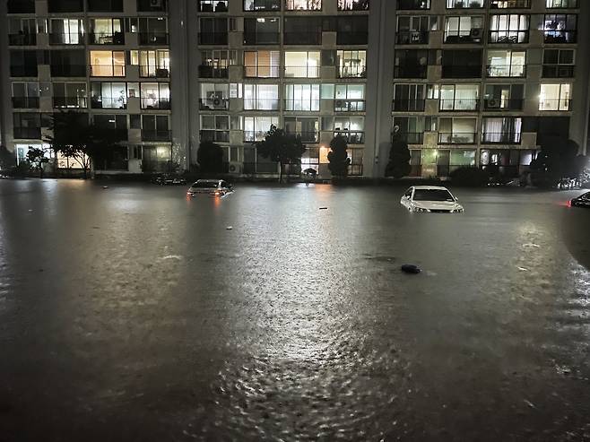 서울에 집중호우가 내린 8일 밤 서울 강남구 대치동 한 아파트 주차장이 물에 잠겨 있다. [연합]