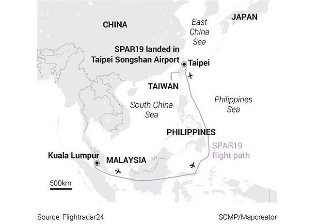 말레이시아에서 출발한 펠로시 의장은 남중국해를 우회해 타이완에 도착했다.