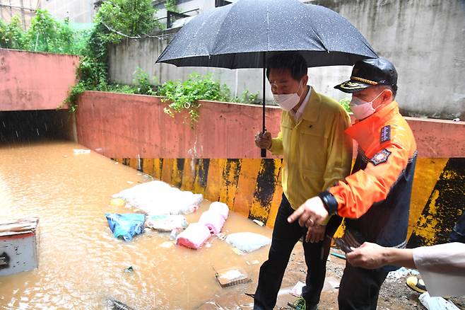 오세훈 서울시장이 9일 간밤 폭우로 일가족 3명이 사망한 서울 관악구 신림동의 다세대 주택 현장을 찾아 상황 설명을 듣고 있다. 서울시 제공