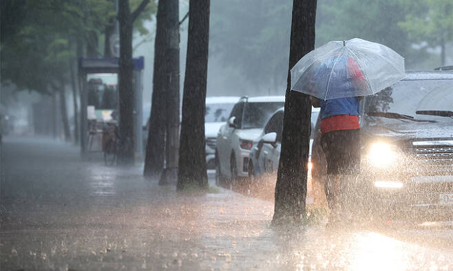 폭염 뒤 다시 장마가 찾아온 지난 8일 서울 영등포구 여의도에 많은 양의 비가 내리고 있다. 연합뉴스