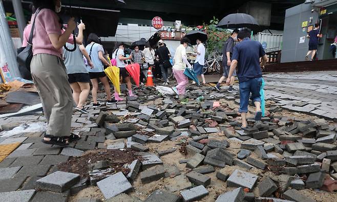 9일 서울 동작구 신대방역 앞 보도블록이 폭우로 파손돼 출근길에 나선 시민들이 불편을 겪고 있다. 연합뉴스