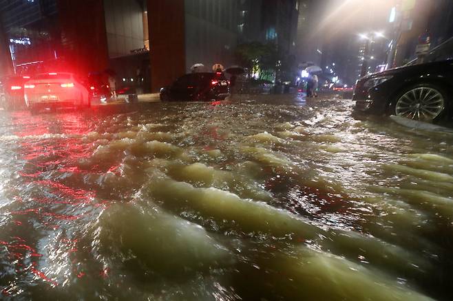 서울과 수도권에 기록적인 폭우가 쏟아진 지난 8일 밤 서울 강남역 일대의 한 도로가 침수돼 있는 모습. 뉴시스