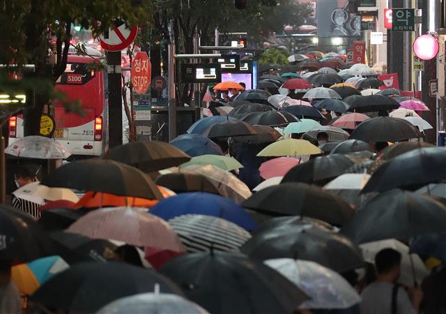 퇴근전쟁 - 폭우가 계속된 9일 서울 신논현역 일대가 퇴근 버스를 타려는 시민들로 북적이고 있다. 2022.8.9 뉴스1