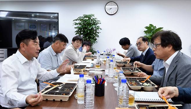 김동근 시장(왼쪽 맨 앞)과 전문가들이 의견을 나누고 있다.(사진=의정부시 제공)
