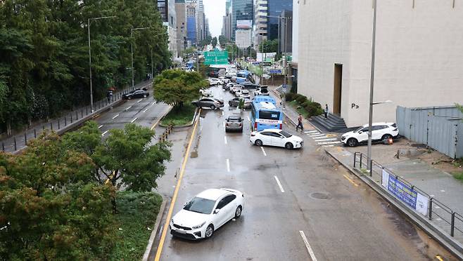 서울 서초구 진흥아파트 앞 서초대로 일대에서 내린 폭우에 침수됐던 차량이 모습을 드러내고 있다. (사진=연합뉴스)