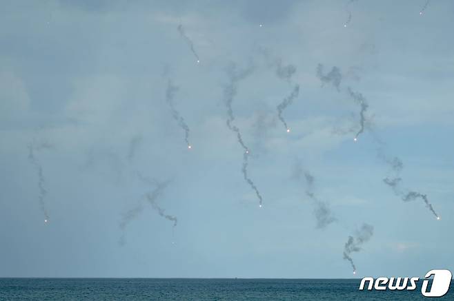 9일(현지시간) 대만 핑둥 훈련장에서 중국의 포위 군사훈련에 맞서 155㎜ 곡사포가 실사격 훈련을 하고 있다. ⓒ AFP=뉴스1