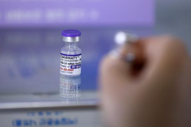 지난 2일 오전 서울의 한 병원 의료진이 코로나19 화이자 백신을 준비하고 있다. 뉴시스