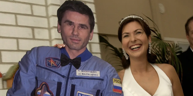 2003년 8월 국제우주정거장과 NASA 본부를 잇는 영상 결혼식을 치른 신랑 유리 말렌첸코(왼쪽)와 신부 에카테리나 드미트리브 말렌첸코. AP 연합뉴스
