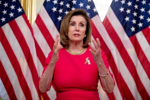 낸시 펠로시 미 하원의장이 9일 워싱턴 의회에서 취재진과 이야기를 나누고 있다. 워싱턴=EPA 연합뉴스