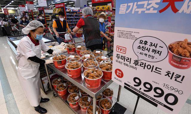 8일 서울 홈플러스 영등포점에서 40팩 한정 판매되는 두 마리 프라이드치킨 할인 상품을 구매하기 위해 고객들이 줄을 서고 있다. 홈플러스 영등포점은 이날 기존 1만5,990원의 제품을 9,990원에 한정 판매했다. 고영권 기자