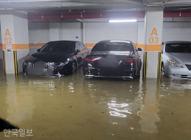 8일 서울 영등포구 한 아파트 주차장이 침수돼 차량 바퀴가 물에 잠겨 있다. 독자 제공