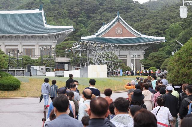 지난 6월 15일 청와대를 찾은 시민들이 본관 입장을 위해 줄을 서 있다. 연합뉴스