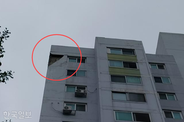 10일 서울 양천구 목동의 한 아파트 외벽이 탈락한 모습. 독자 제공