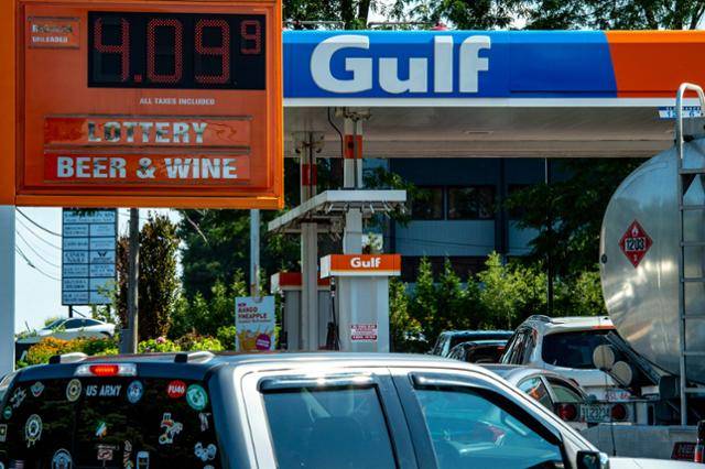 지난달 19일 미국 매사추세츠주 린필드의 한 주유소에 갤런당 4.09달러의 휘발유 가격이 게시돼 있다. 미국 자동차협회에 따르면 휘발유 전국 평균 판매가는 갤런당 4.495달러로 한달 전보다 10% 가량 하락했으나 1년 전에 비하면 42% 높다. 린필드=AFP 연합뉴스