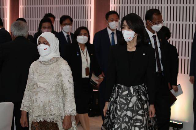 지난달 28일 윤석열 대통령 부인 김건희 여사가 조코 위도도 인도네시아 대통령 부인 이리아나 위도도 여사와 서울 용산 대통령실에서 열린 공식 만찬에 참석하고 있다. 대통령실사진기자단