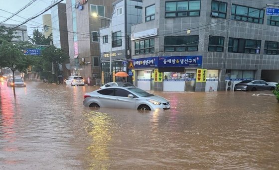 8일 오후 경기도 파주시 금촌초등학교 부근 도로가 침수돼 차량들이 서행하고 있다. 독자제공. 연합뉴스