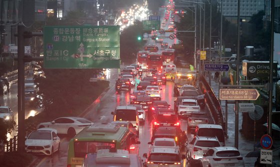 서울 등 수도권을 중심으로 기록적인 폭우가 이어진 9일 오후 서울 서초구 서초대로가 지난 밤 침수로 방치된 차량과 퇴근길을 나선 차량들로 엉키고 있다. 뉴스1