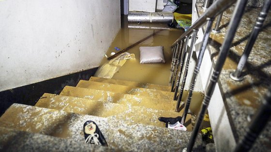 전날 내린 호우에 침수돼 사망사고가 발생한 서울 관악구 신림동 빌라 지하가 9일 물에 잠겨 있다.뉴시스