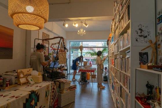 지난해 묵호항 인근에 새로 생긴 여행책방 '잔잔하게'.