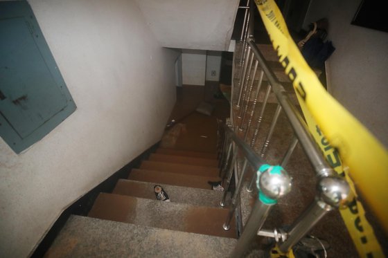 전날 내린 호우에 침수돼 사망사고가 발생한 서울 신림동 빌라 지하가 9일 물에 잠겨 있다. 대통령실사진기자단