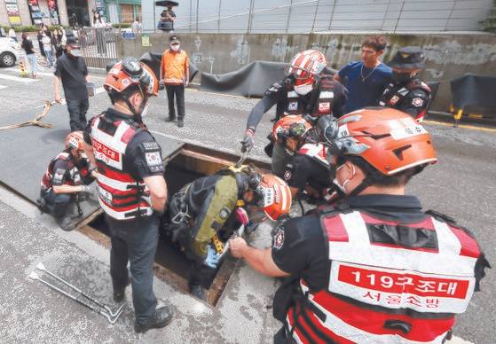 10일 오전 서울 서초구 강남역 인근에서 119 구조대원들이 지난 8일 폭우로 맨홀에 빠져 실종된 서초구의 남매를 찾기위해 수색작업을 벌이고 있다. 우상조 기자