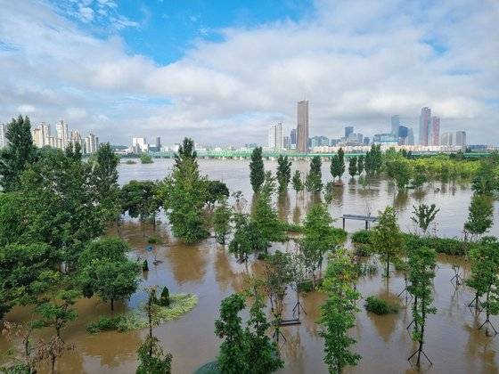 서울 용산구 이촌동 한강시민공원이 집중호우로 물에 잠겨있다. 문희철 기자