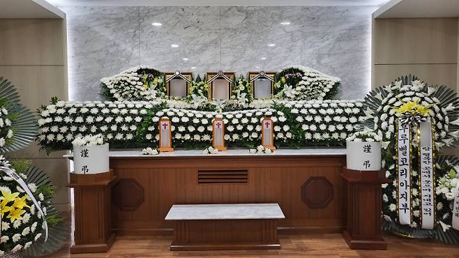 폭우로 목숨을 잃은 서울 신림동 반지하 주택 가족들의 빈소가 10일 여의도성모병원 장례식장에 차려졌다. 공동취재단