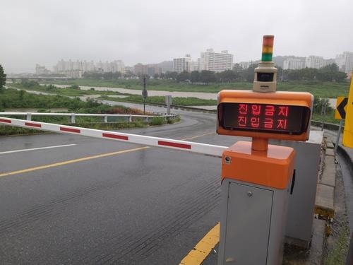 충북 청주 무심천의 하상도로에 대한 차량 통행이 제한되고 있다. 무심천에는 홍수주의보가 내려졌다. 연합뉴스