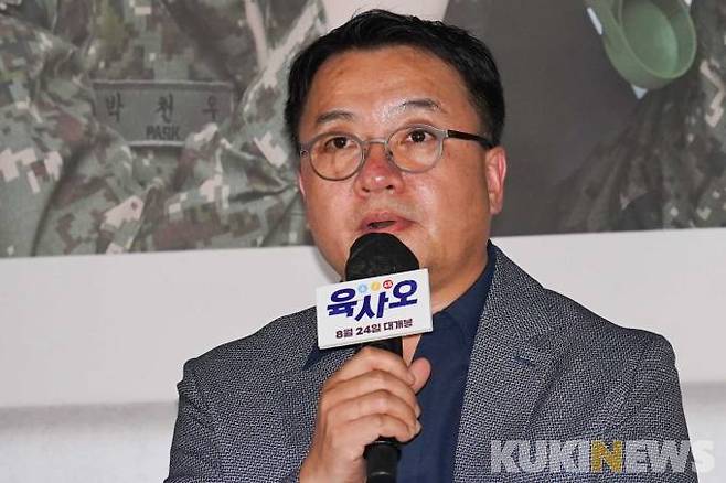 박규태 감독이 10일 오후 서울 용산구 CGV용산아이파크몰에서 열린 영화 '육사오' 언론시사회에서 취재진 질문에 답하고 있다.