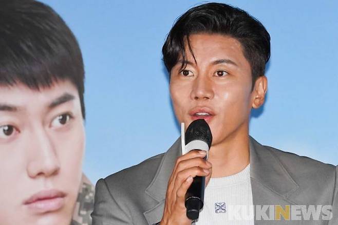 배우 음문석이 10일 오후 서울 용산구 CGV용산아이파크몰에서 열린 영화 '육사오' 언론시사회에서 취재진 질문에 답하고 있다.