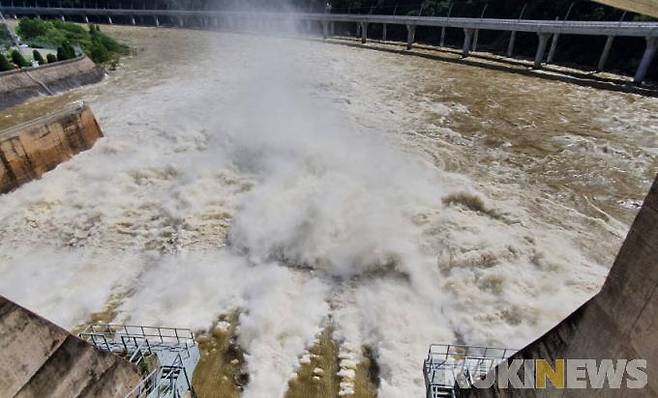 강원지역에 쏟아지던 집중폭우가 소강상태를 보이자 춘천댐은 10일 오후 9시 30분부터 당초 2080톤에서 1150톤으로 감소해 방류하고 있다.